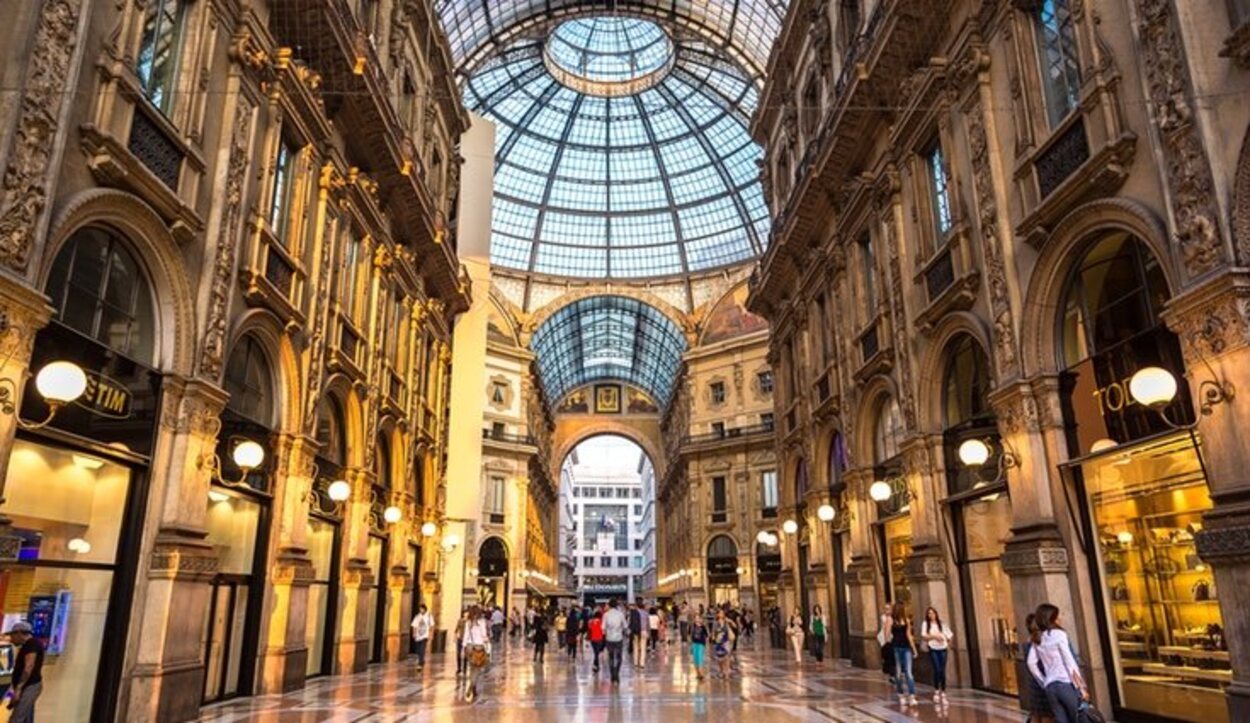 En la Galleria Vittorio Emanuele II están las tiendas de Gucci, Louis Vuitton, Versace y Prada