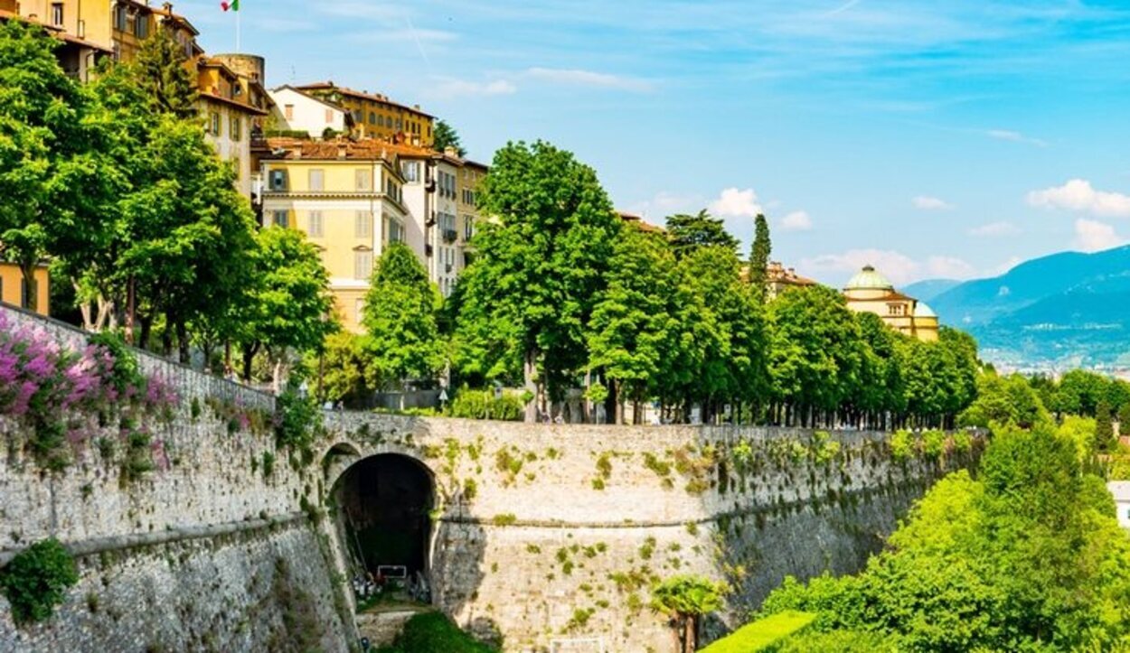 Tiene un centro histórico rodeado por una muralla