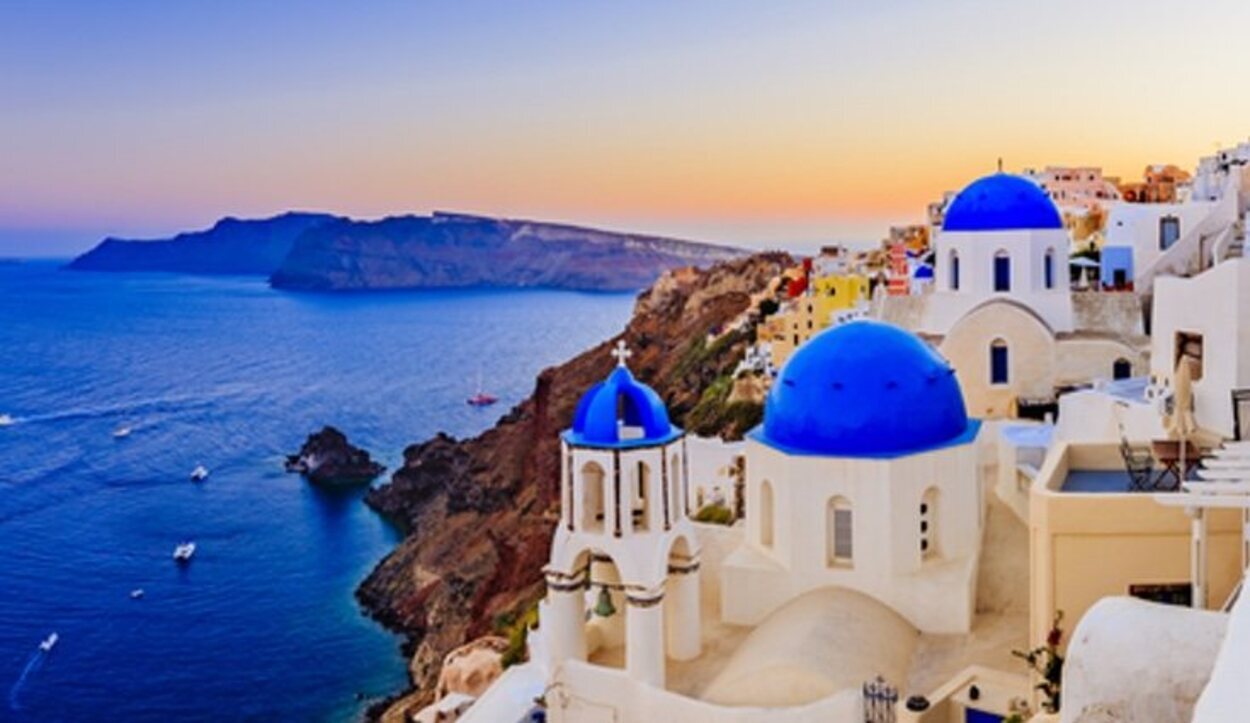 Casas blancas con cúpulas azules típicas de la isla de Santorini