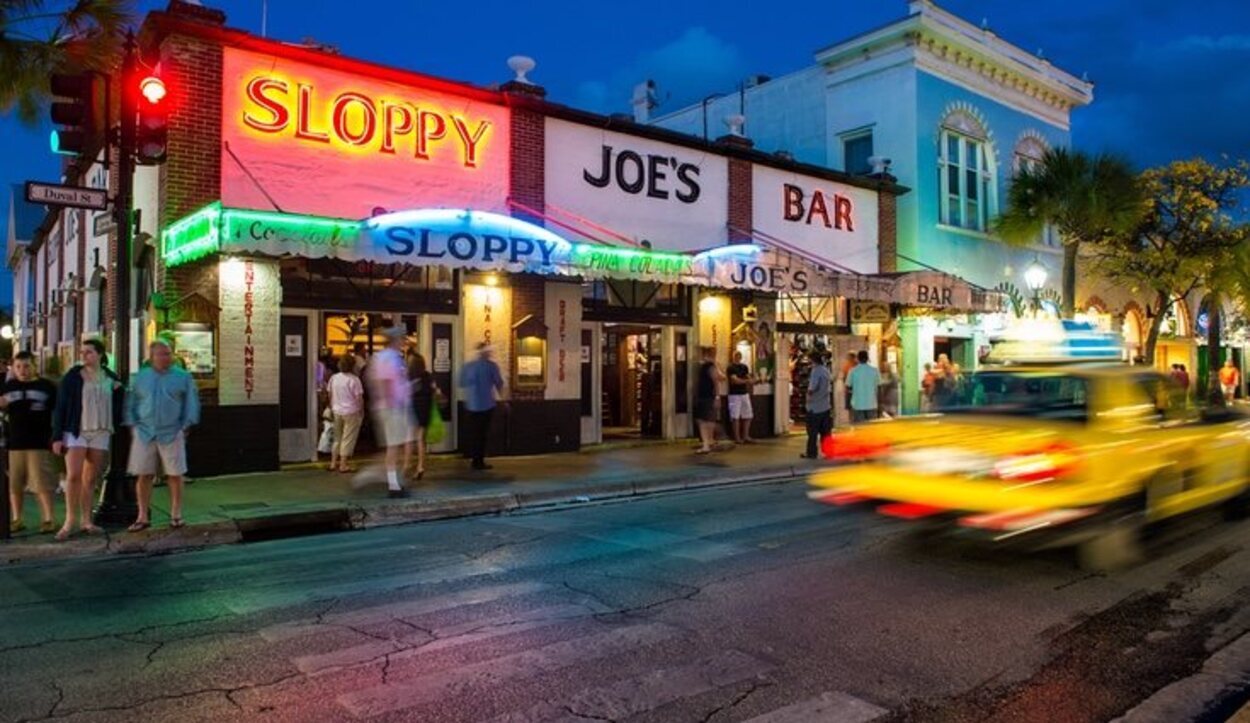 Duval Street es la calle principal de Key West