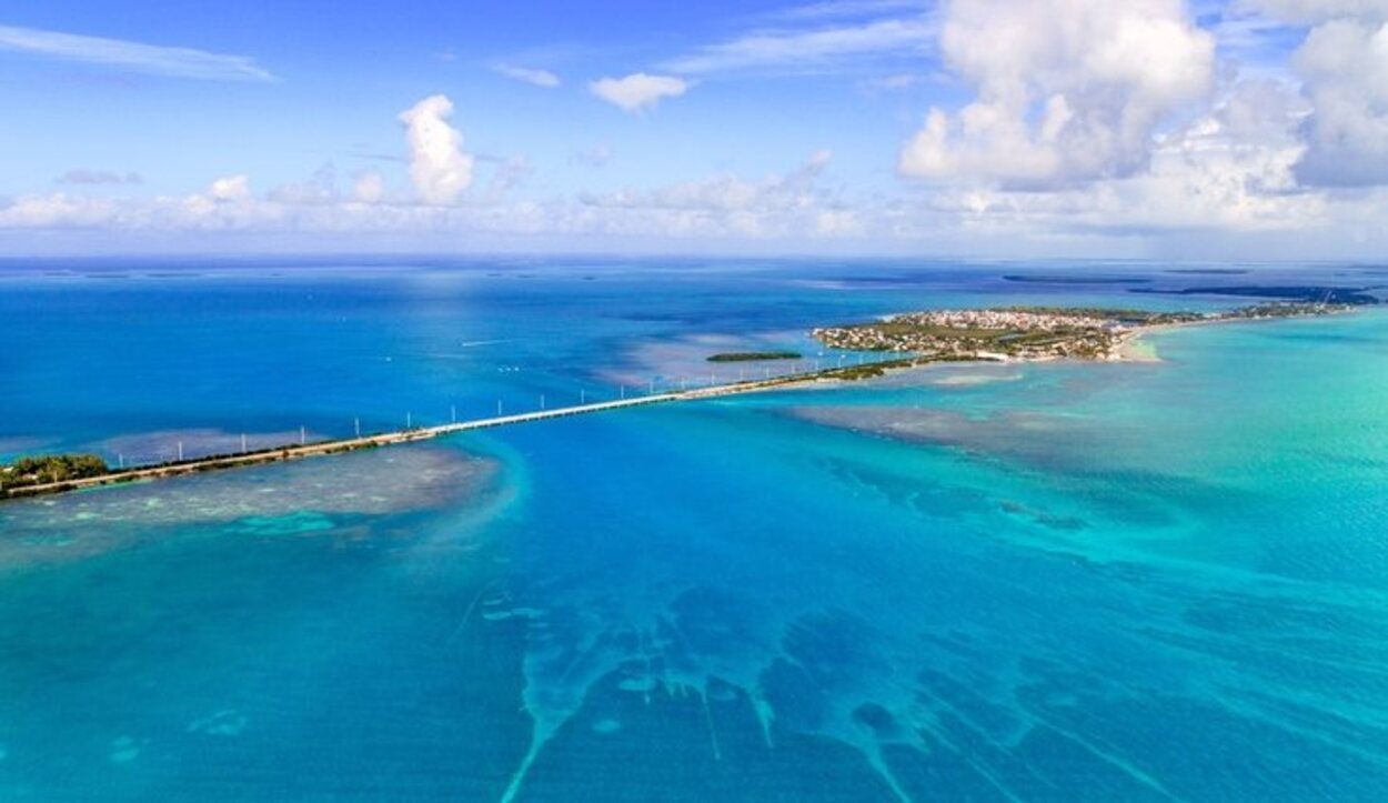 Las islas se encuentran a lo largo del estrecho de la Florida, y forman una especie de barrera que divide el océano Atlántico. 