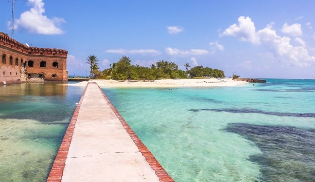 Fort Jefferson es una antigua fortaleza construida por dieciséis millones de ladrillos de la Guerra Civil