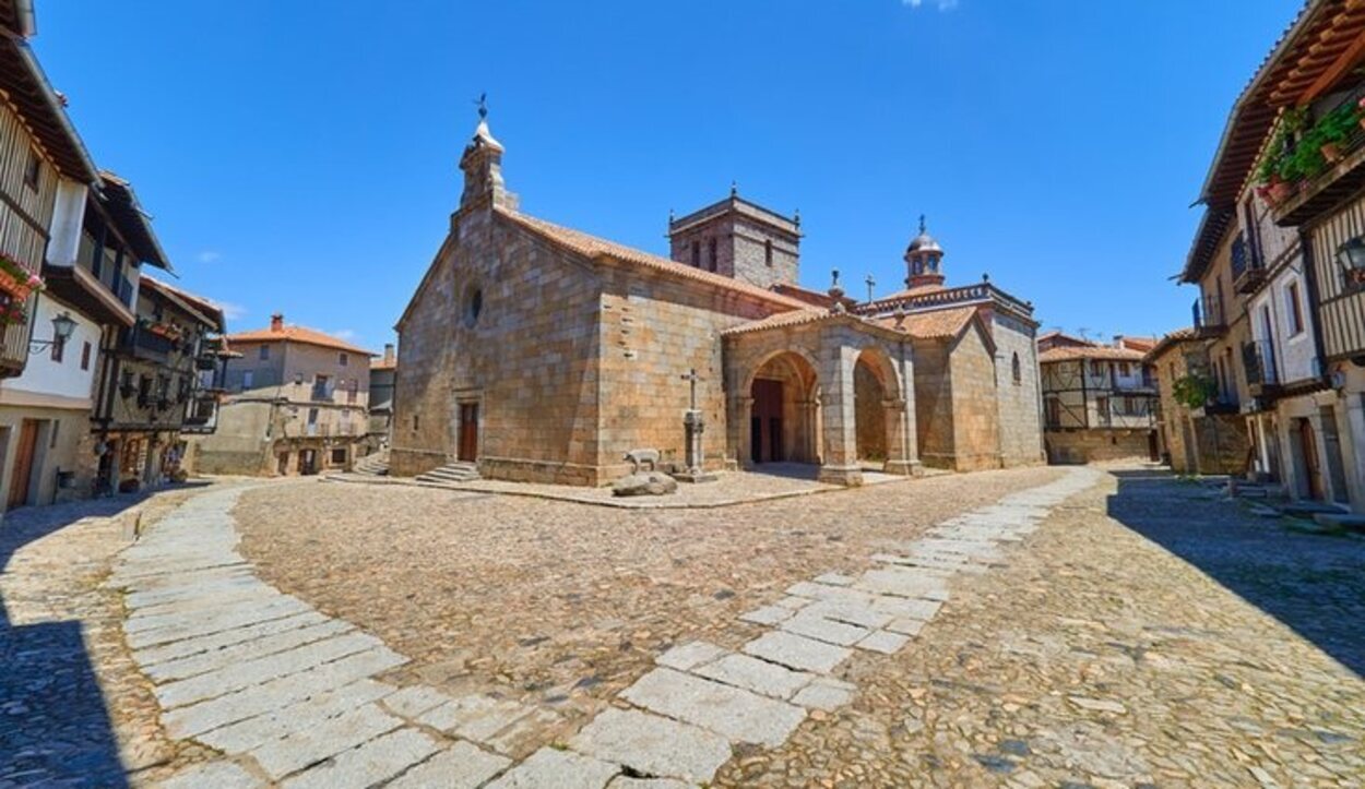 Está en Salamanca y sus casas son de fachada blanca y entramado de madera