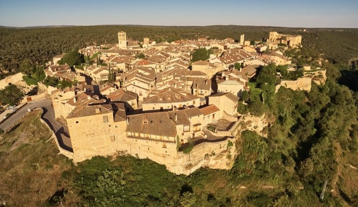 Se encuentra en Segovia y solo se puede acceder a él por una puerta