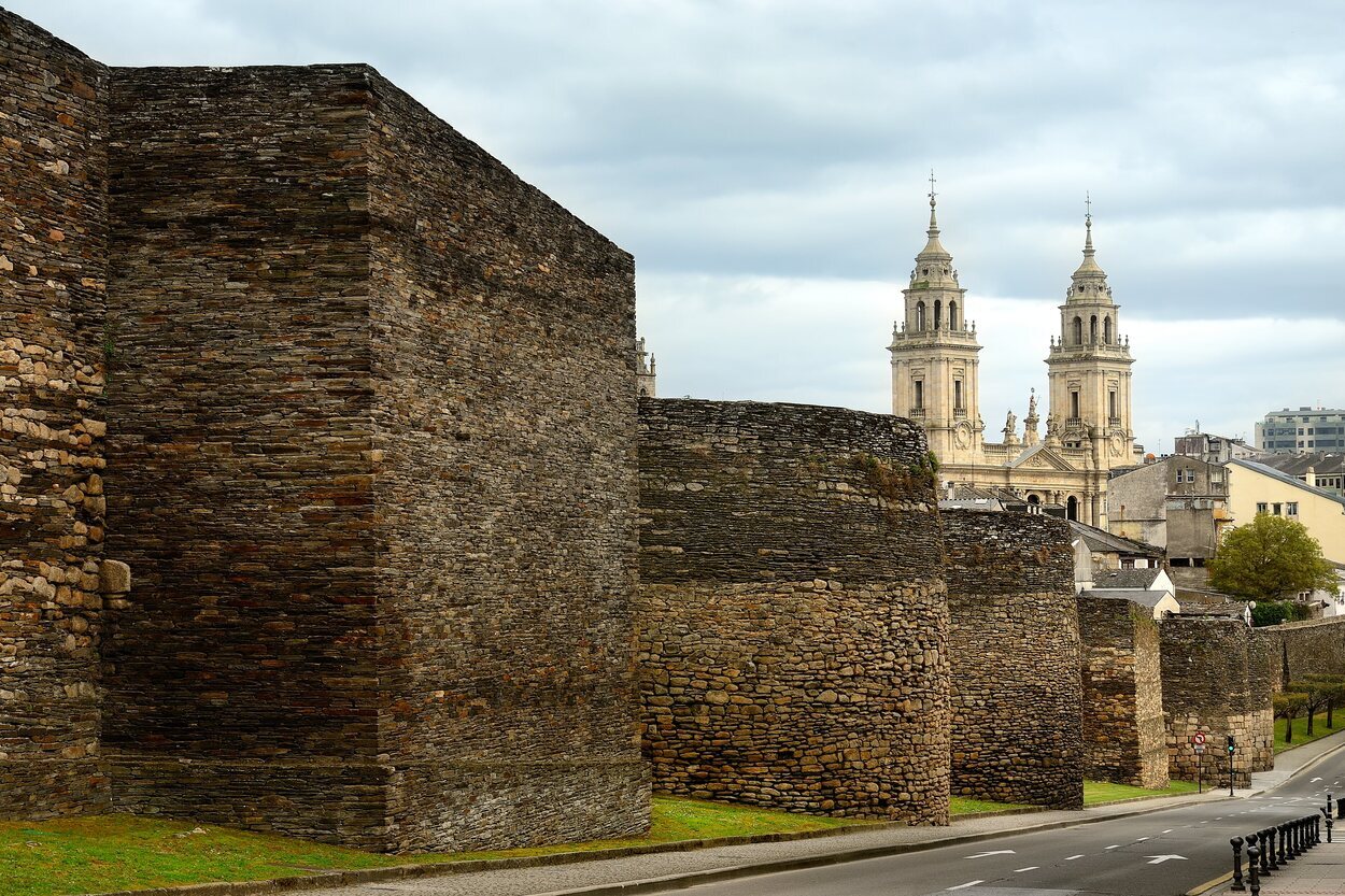 La muralla de Lugo fue fundada en nombre del emperador Augusto en el año 13 a.C.