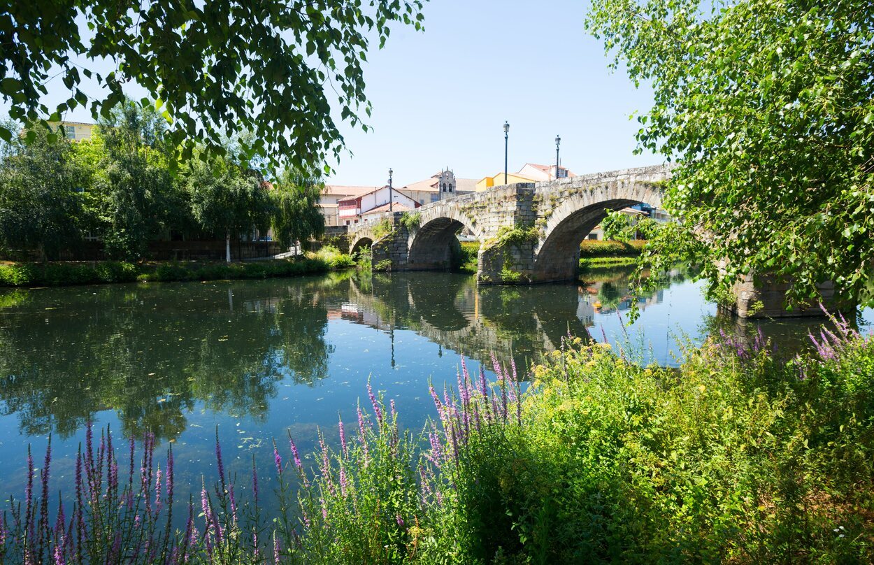 En Monforte de Lemos destacan los paisajes naturales como el del puente romano