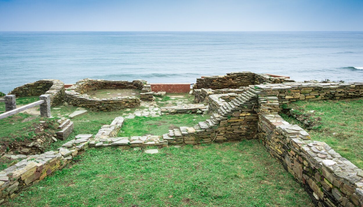 En Castro Rei aún quedan resquejos de castillo y la muralla de hace 5 mil años