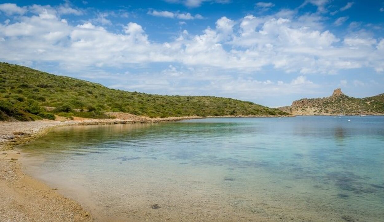 Se puede realizar buceo profesional entre las cuevas de los acantilados pidiendo un permiso