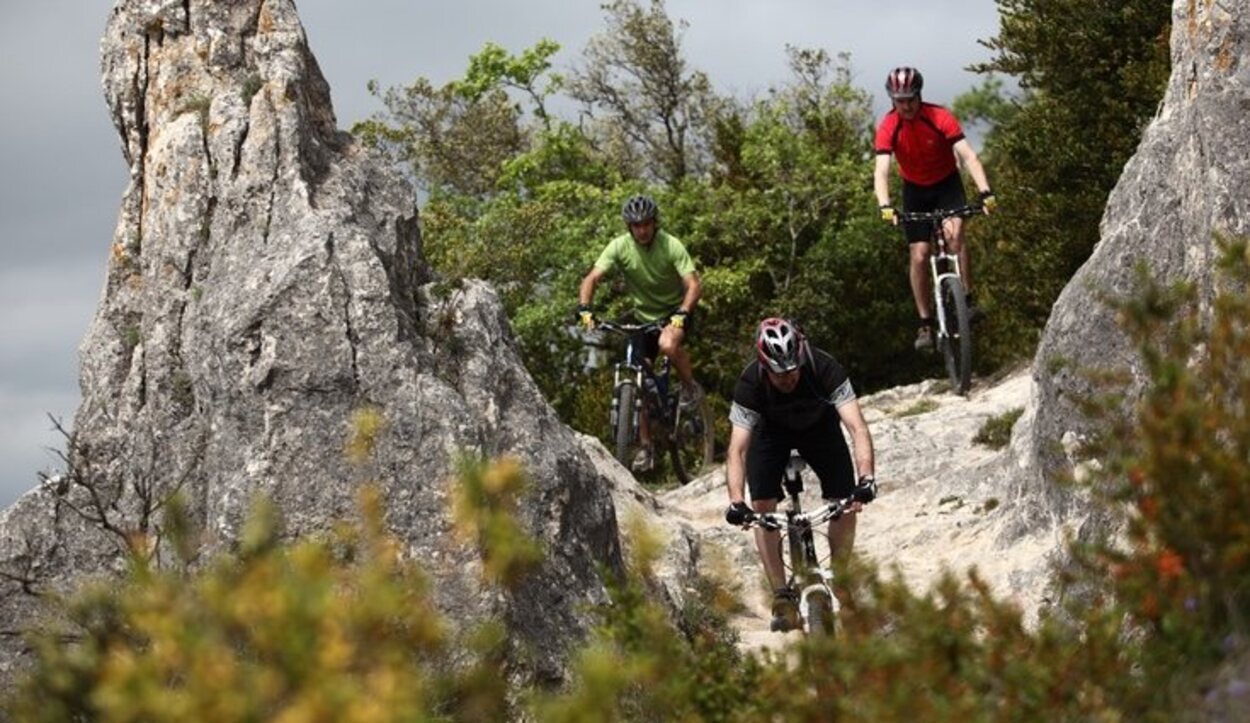 Hay rutas ciclistas por la montaña para los que quieran disfrutar de la naturaleza y sean atrevidos