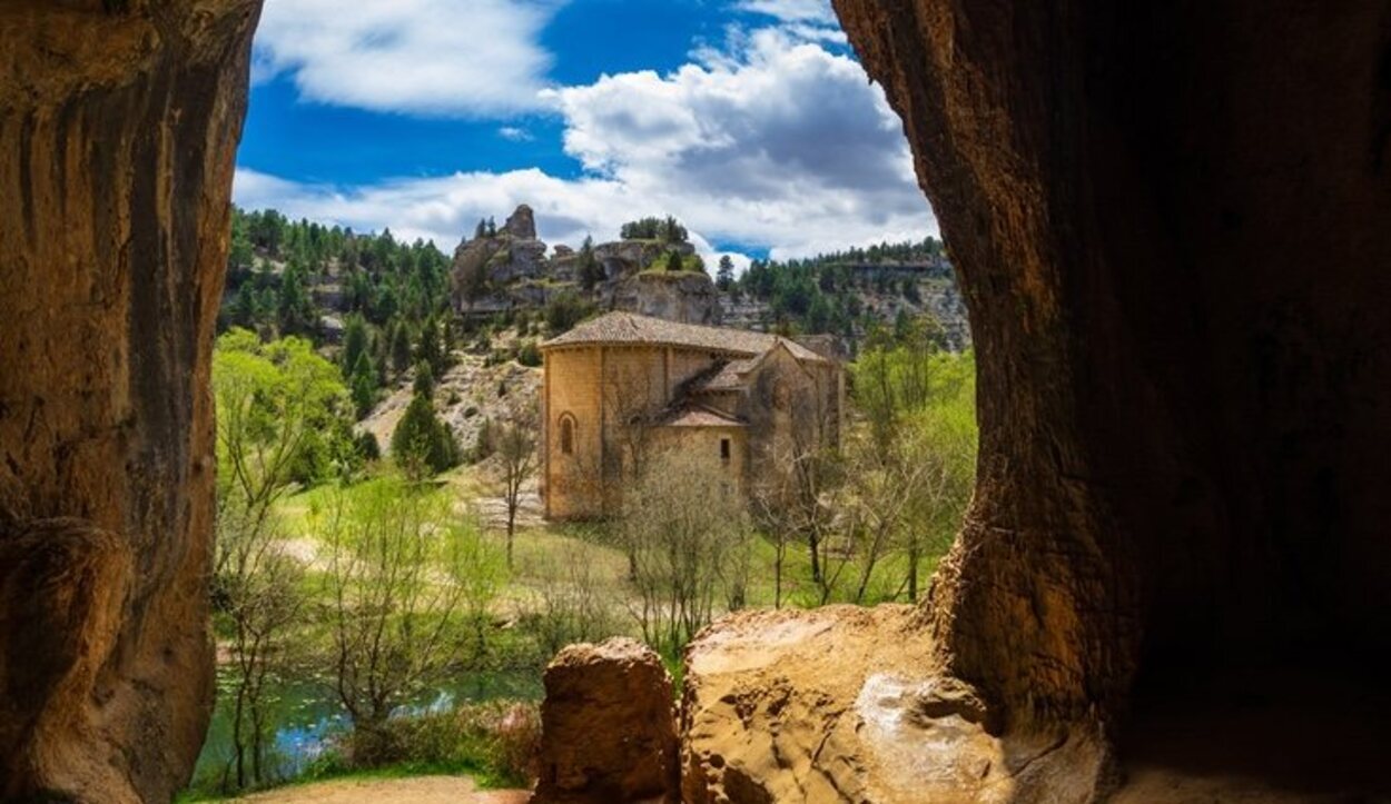 La ruta a pie más sencilla y famosa es la que llega hasta la Ermita de San Bartolomé