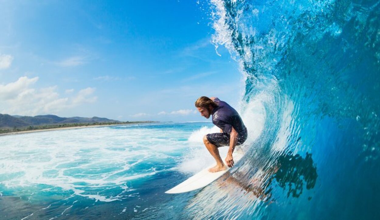 El surf es otra de las actividades deportivas que se pueden practicar en esta zona