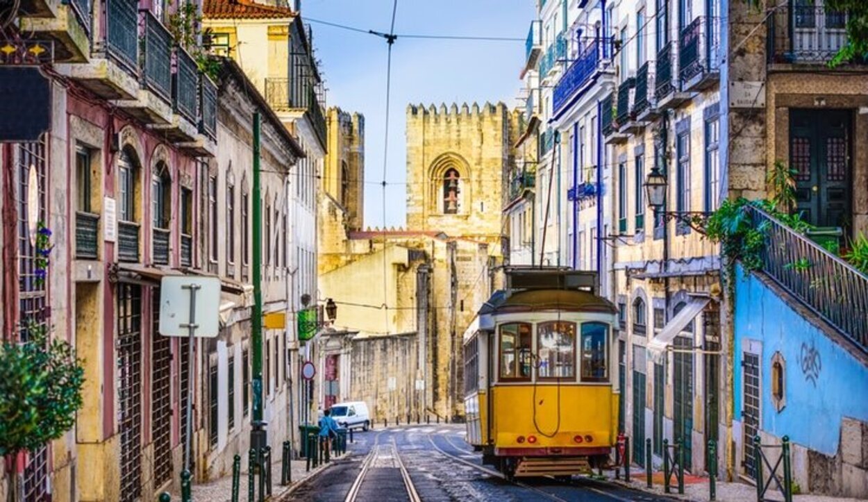 El maravilloso clima de Lisboa, el ambiente de sus calles, sus edificios decorados con su famoso azulejo son un foco de atracción de turistas