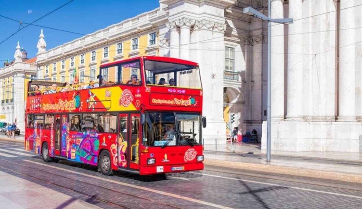 Existen varias líneas de autobús que conectan el aeropuerto con el centro de Lisboa