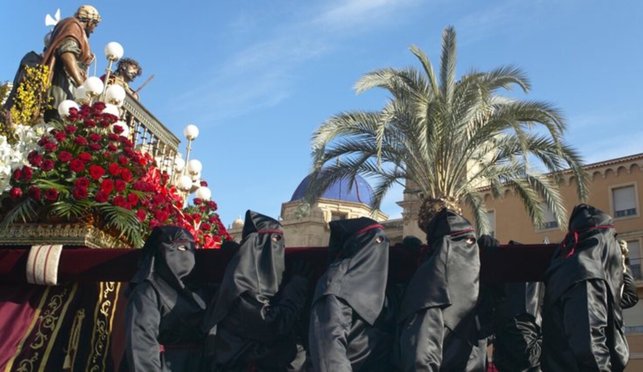 De entre las Cofradías más conocidas en Elche, destaca el 'Santísimo Cristo de la Caída'