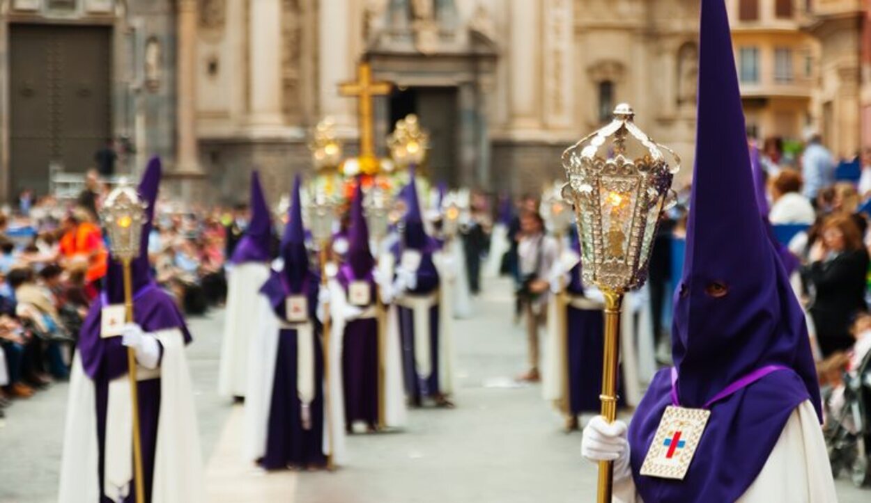 En Murcia, es habitual que los nazarenos repartan caramelos, monas y regalos