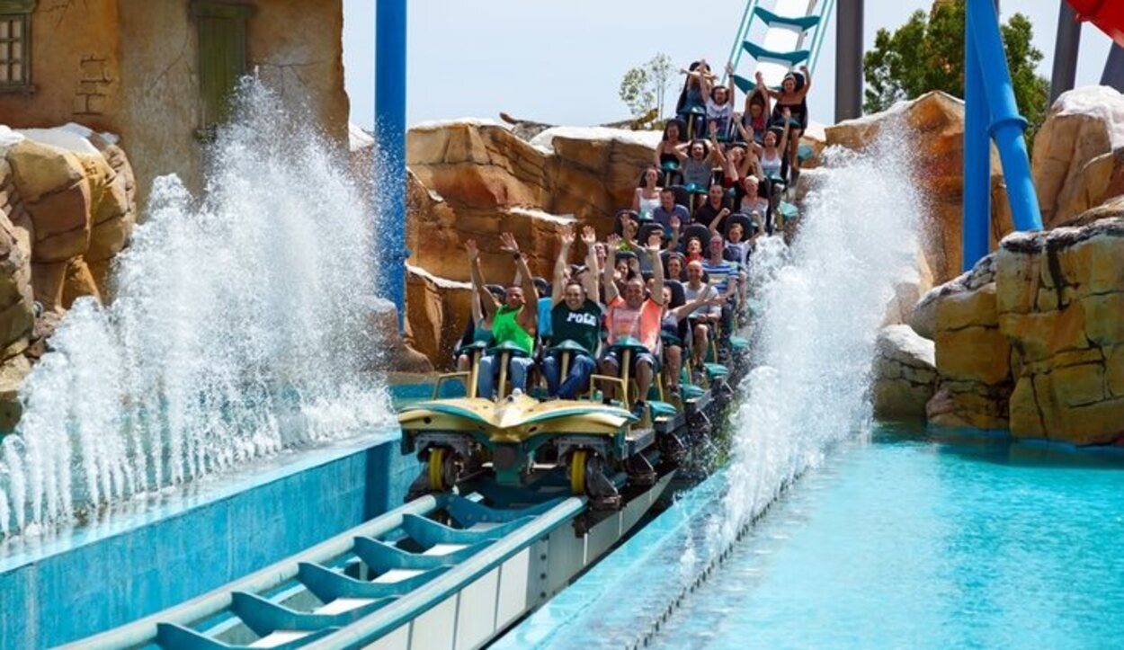 Se trata de un complejo de atracciones que además también incluye un parque acuático