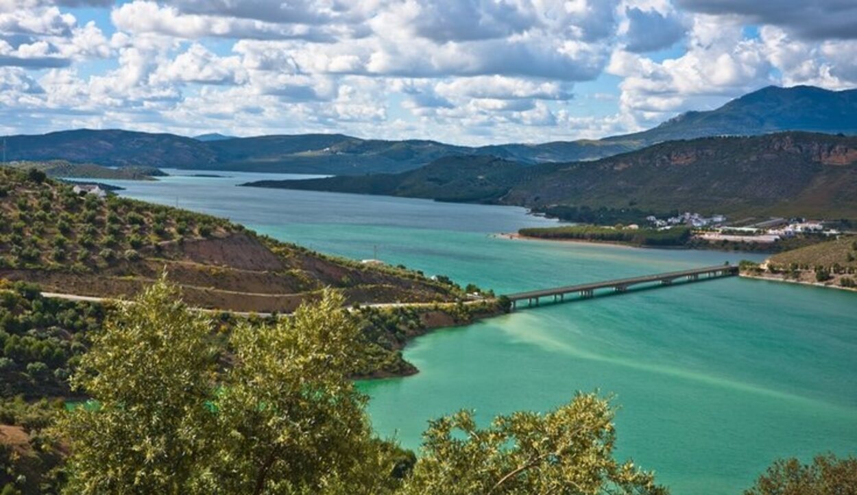 Puente sobre el lago de Iznájar