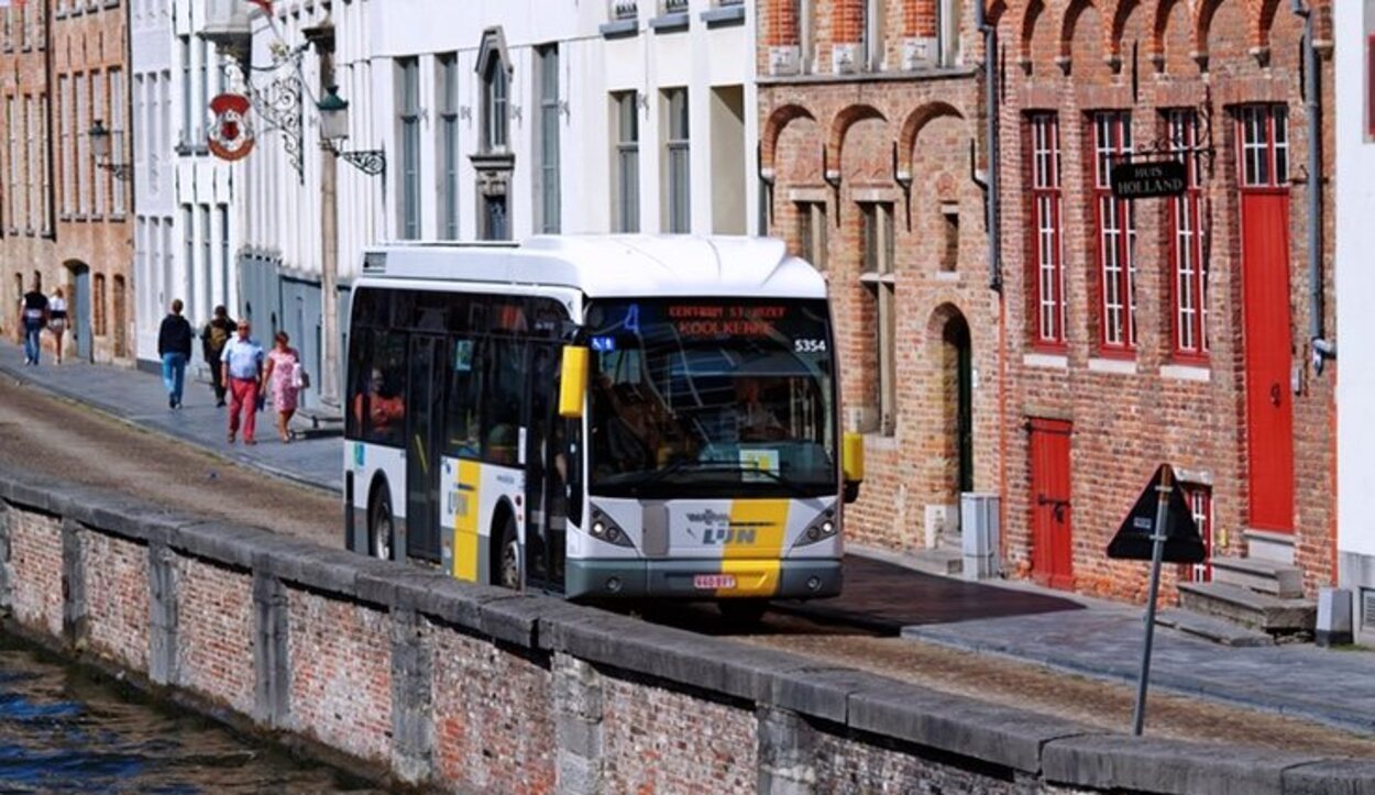 Existen dos líneas de autobús, la 12 y la 21