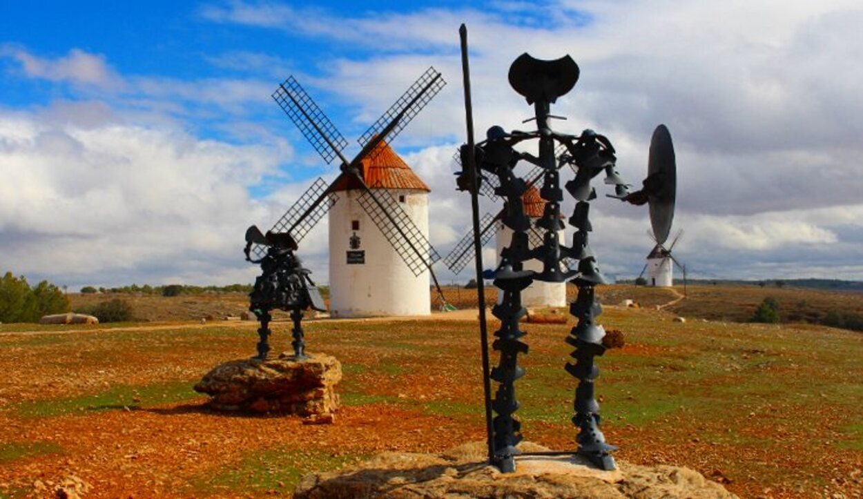 Estatuas del Quijote y Sancho Panza entre los molinos de Mota del Cuervo