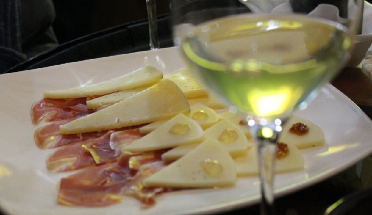 Un vino maridado con queso manchego en una bodega local de la Ruta del Quijote