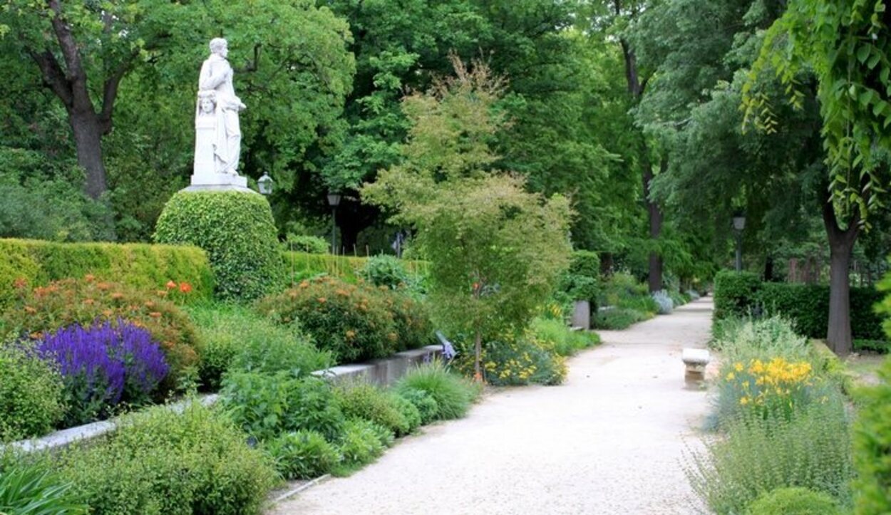 Los amplios paseos por los jardines lo hacen un lugar con encanto