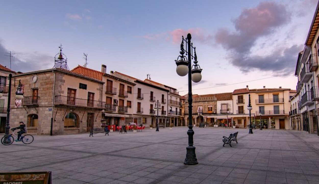 La plaza principal de El Barco de Ávila cuenta con varios vares y restaurantes