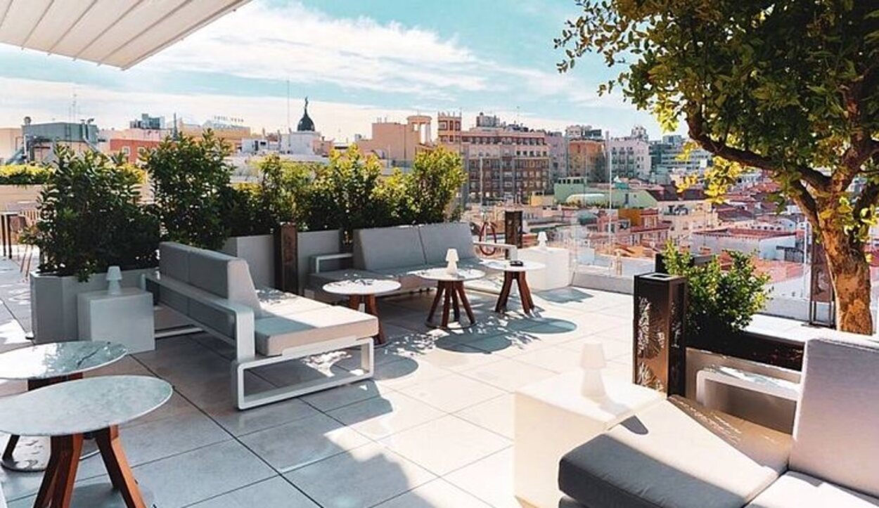 La terraza Ginko Sky Bar tiene una cristalera 360 grados alrededor de plaza de España | Foto: plazaespana-hotel.com