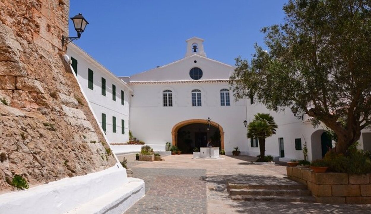 Entrada al monasterio de Monte Toro