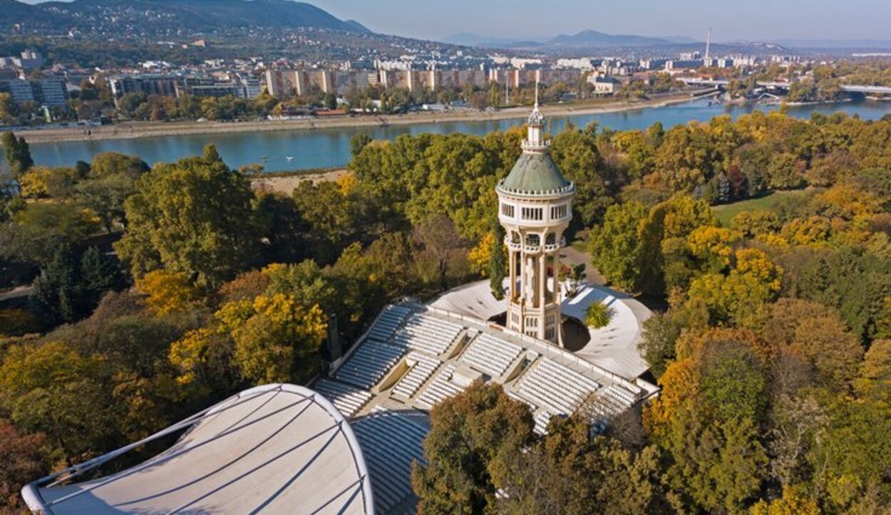 Dentro de la Torre del Agua se celebran numerosas exposiciones temporales