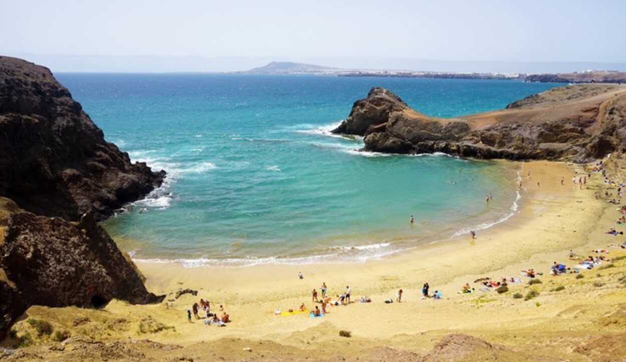 En forma de bahía, la Playa Papagayo es ideal para bucear y adentrarse en los fondos marinos