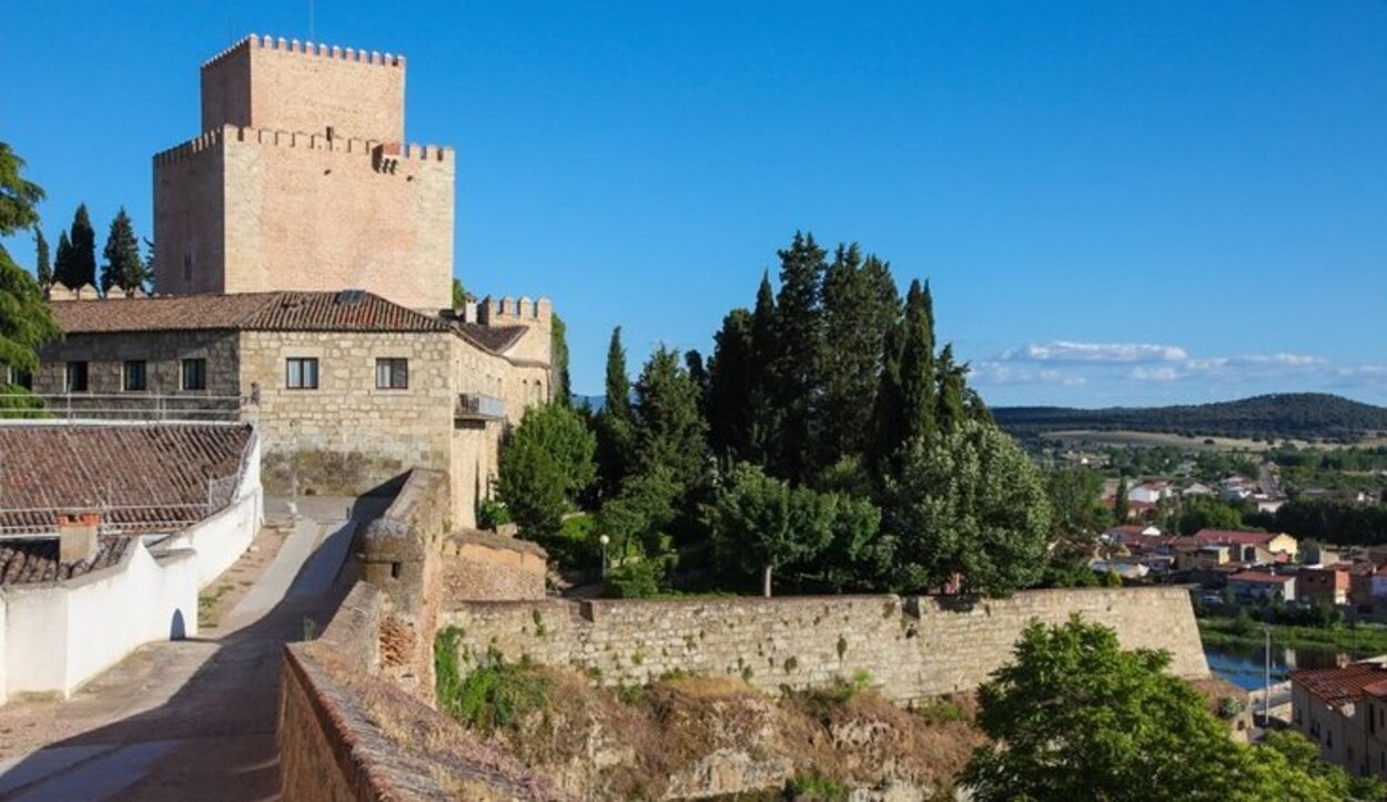  El Castillo de Enrique II de Trastámara fue construido por él mismo en el siglo XIV