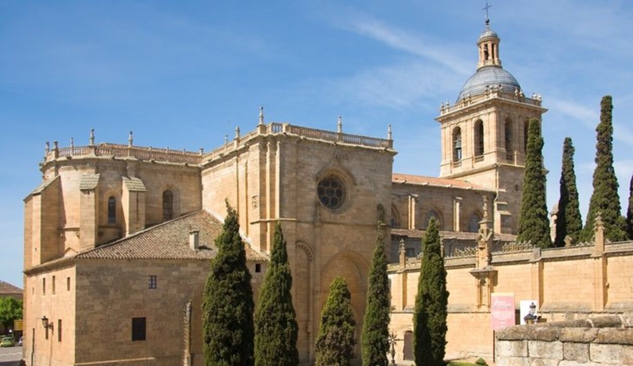 La Catedral de Santa María fue mandada construir durante el reinado de Fernando II de León