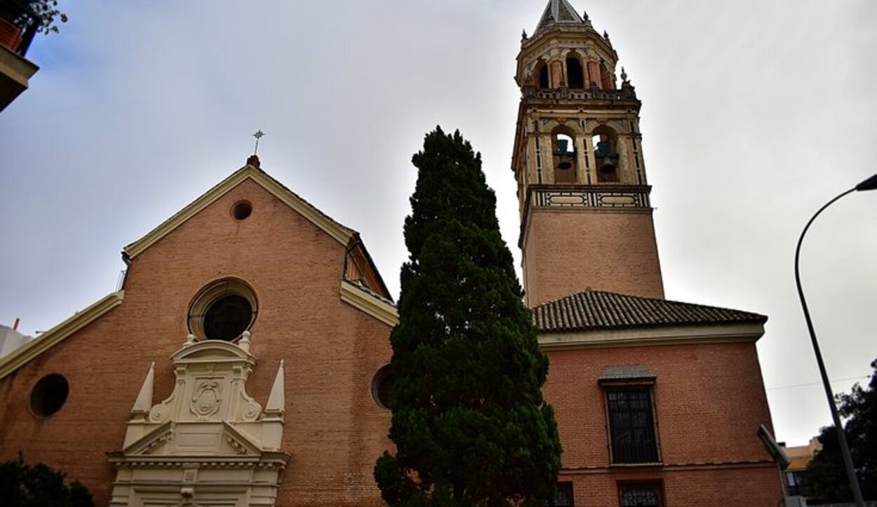 La Plaza San Pedro es el lugar idóneo para contemplar la cofradía del El Carmen Doloroso