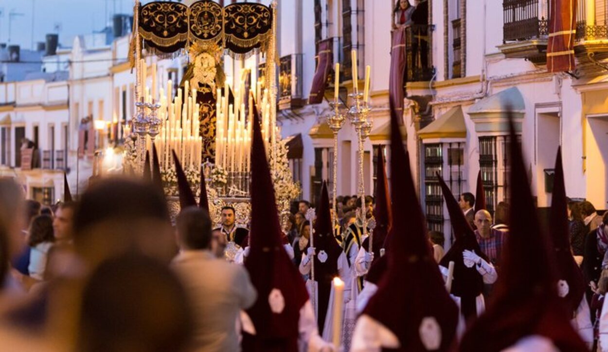 La Hermandad de El Buen Fin llevan túnicas color marrón