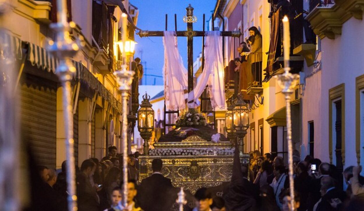 La Hermandad del Santo Entierro se caracteriza por el intenso color negro de las túnicas