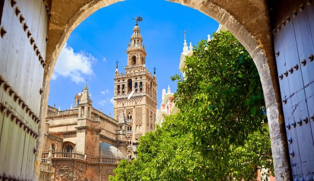 La Iglesia de Santiago concentra miles de fieles para ver salir a la virgen