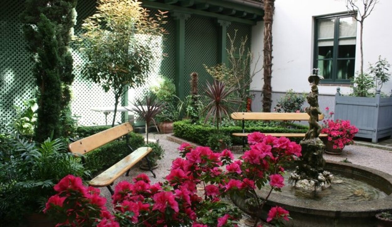 En el patio del palacio hay una bonita terraza en la que se puede disfrutar de un apetecible té o café | Foto: Ministerio de Cultura y Deporte