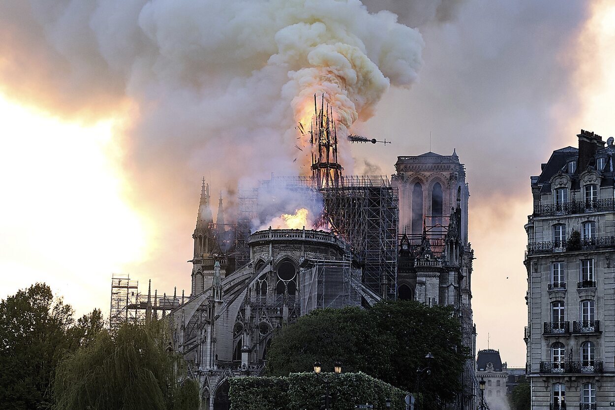 La catedral de Notre Dame en París durante el incendio del 15 de abril de 2019