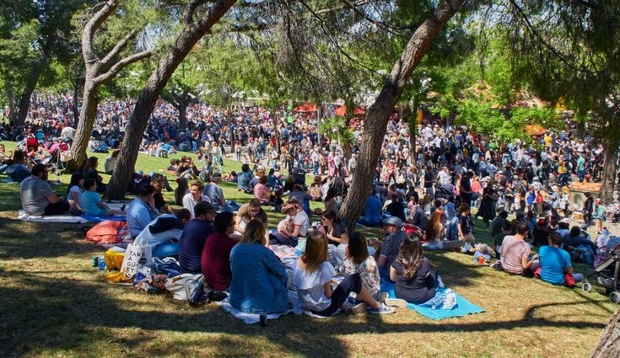 La gente va a la Pradera a disfrutar de un día al aire libre