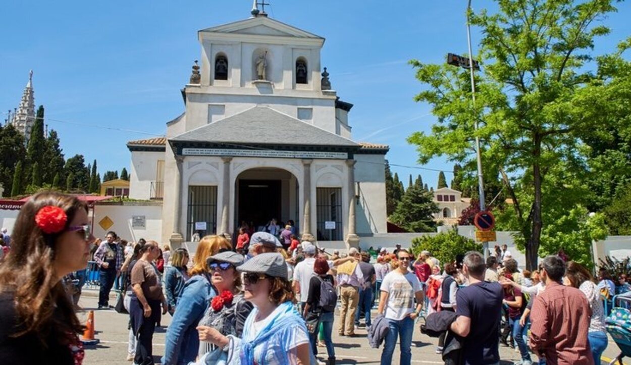 Ir a beber agua del Santo es tradición para muchas personas