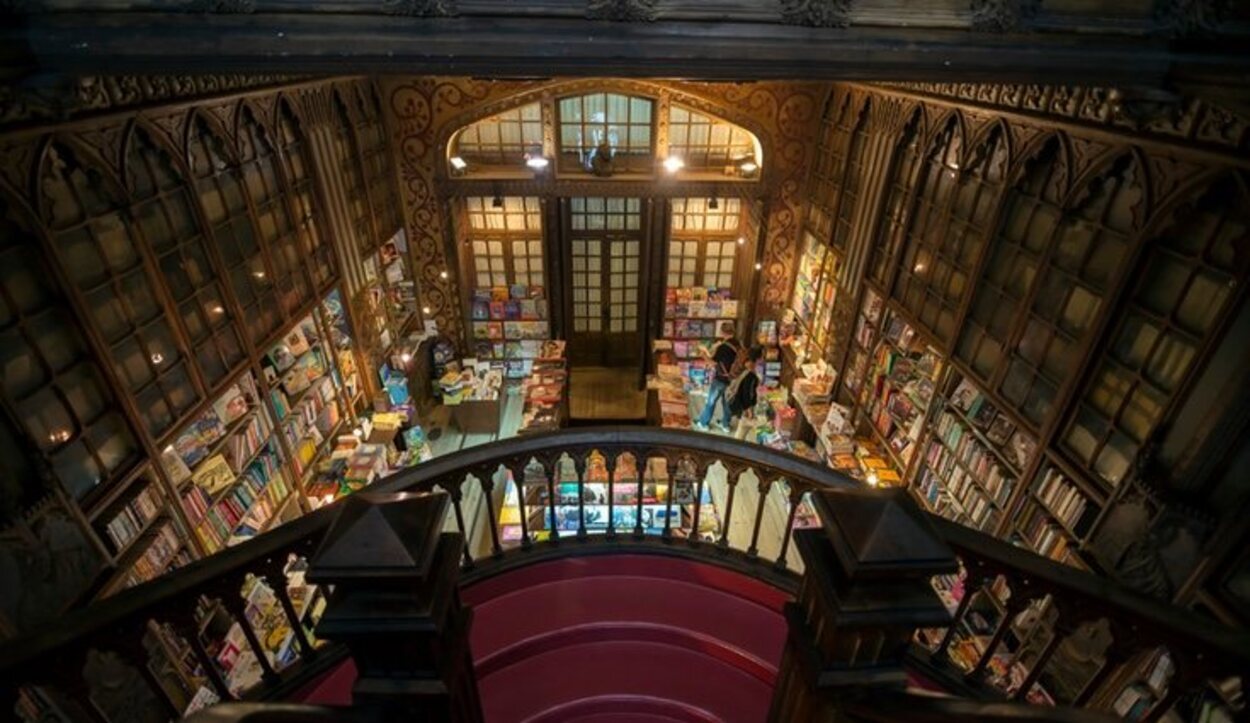 Interior de la librería Lello e Irmão, Oporto, Portugal