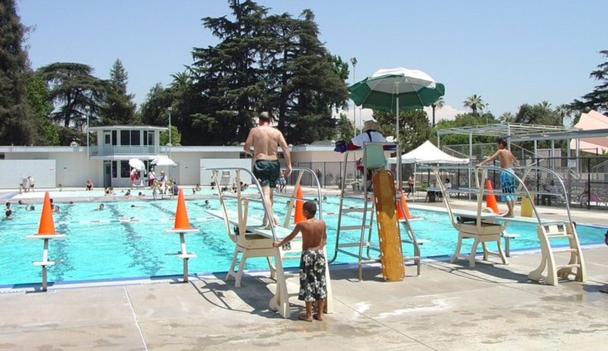 Ir a la piscina es una de las mejores opciones para refrescarse