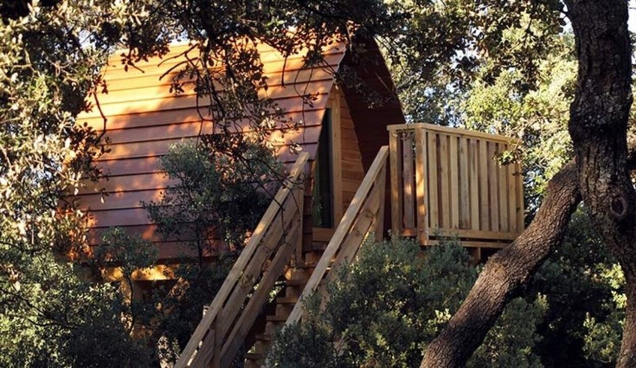 Casa en el árbol en el camping Monte Holiday | Foto: monteholiday.com