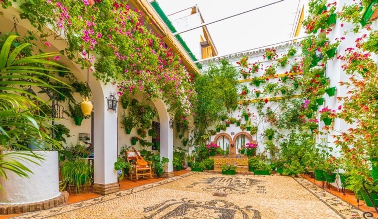 Los patios de Córdoba se llenan de flores en el mes de mayo