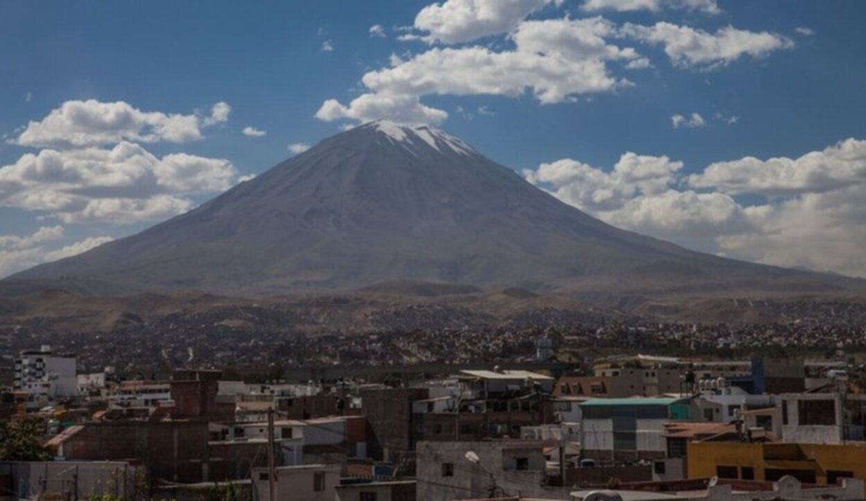 Arequipa bajo el volcán Misti