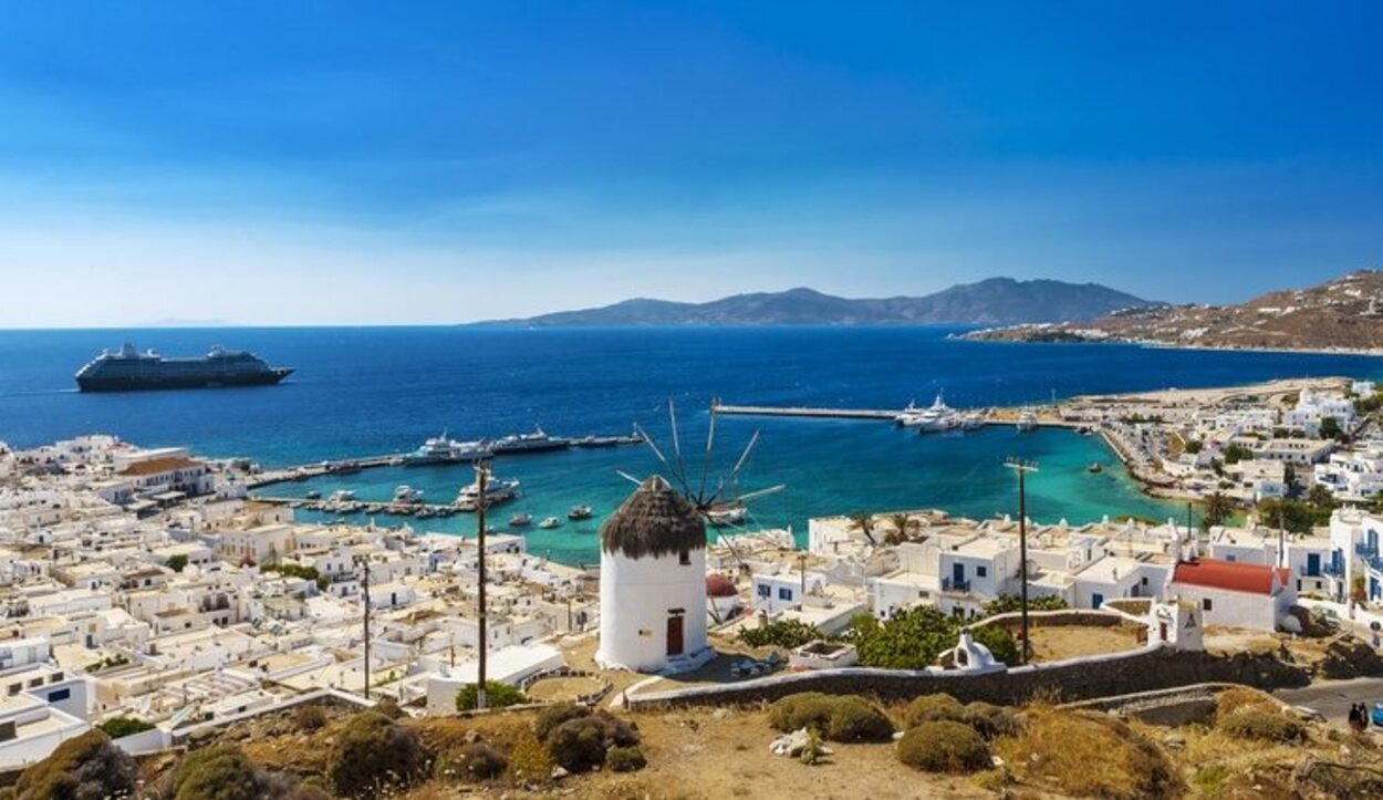 Uno de los principales atractivos de Mykonos son sus aguas cristalinas y turquesas