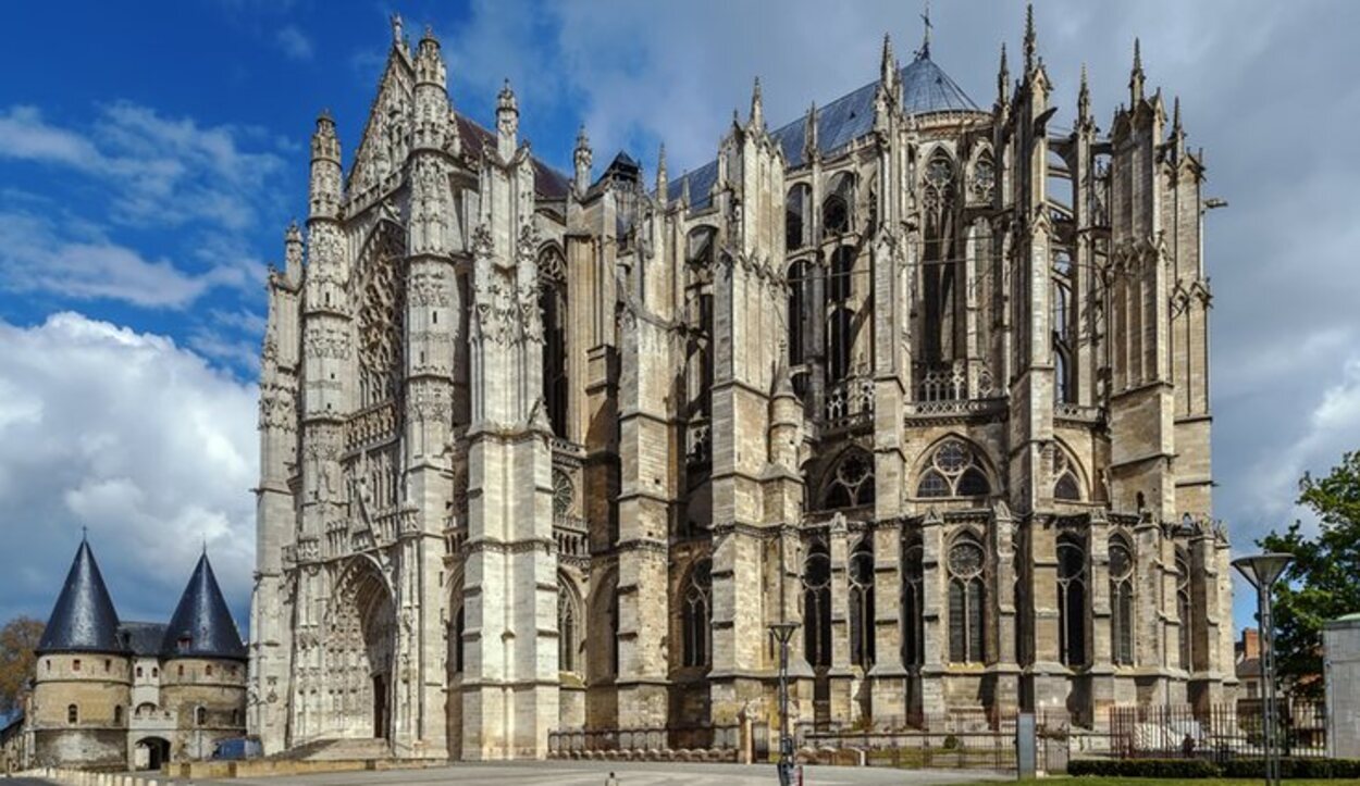 La Catedral de San Pedro de Beauvais se usa como referente de catedrales góticas