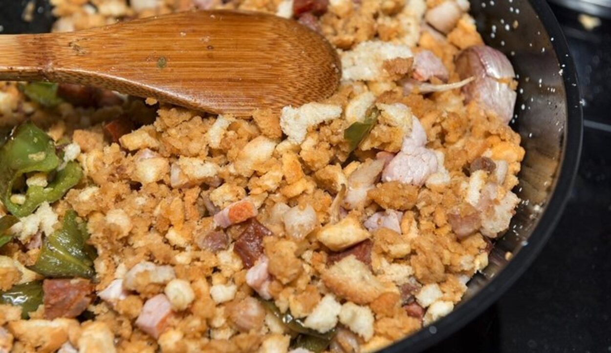 Las migas manchegas es el plato típico de Castilla-La Mancha