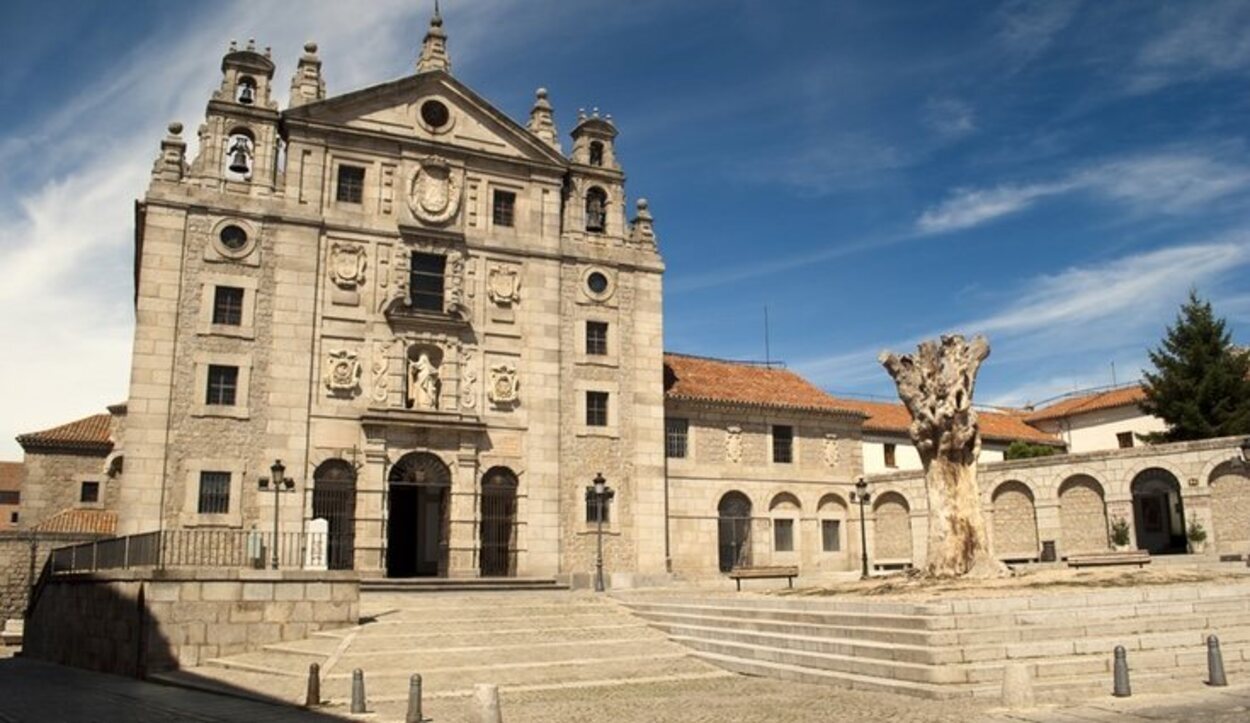 El Convento se encuentra ubicado delante de la Puerta de la Santa, una de las puertas de la muralla