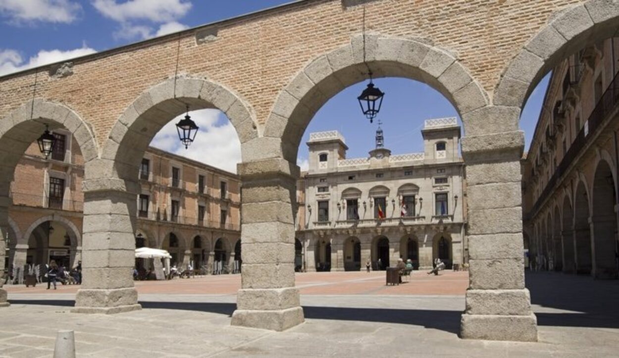 Esta plaza se encuentra cerca de una de las puertas de la muralla